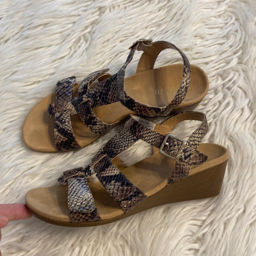 VIONIC Sandals BNWOT size 8 brown and tan color please see all photos (P7) - Picture 1 of 13